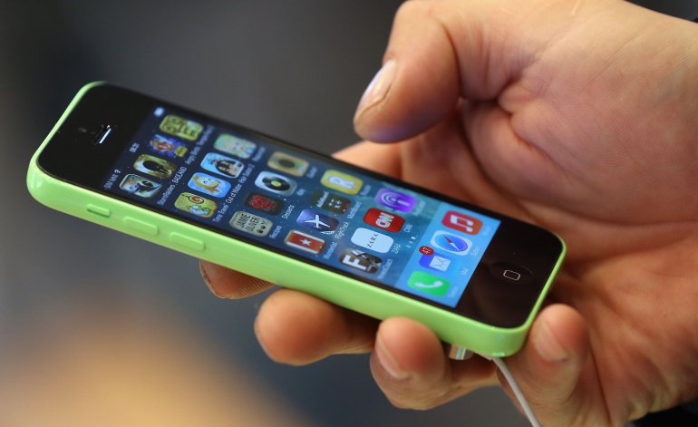 Senado aprova lei que obriga assistência a oferecer celular reserva com internet