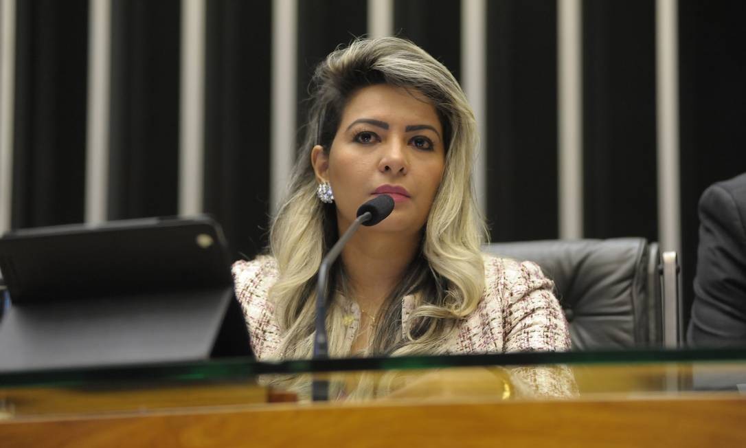 Ex-deputada Jozi Araújo está foragida há mais de 40 dias