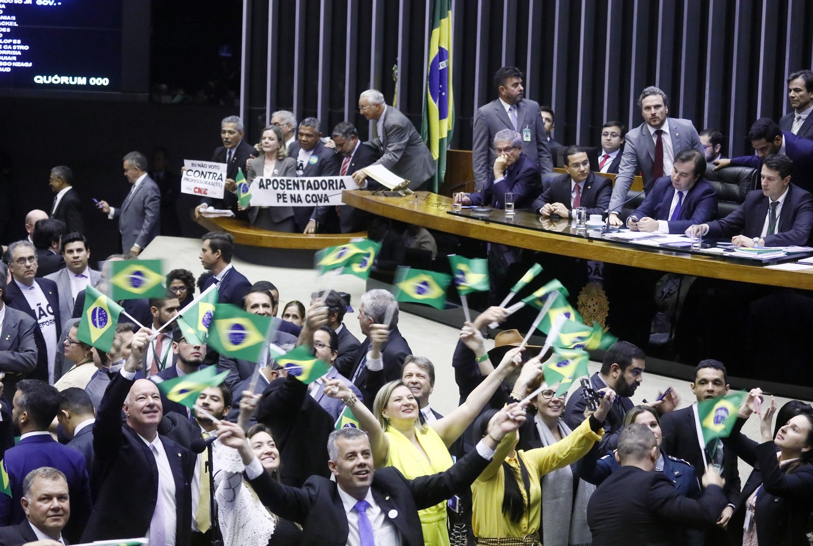 5 dos 8 deputados do Amapá votaram a favor da Reforma da Previdência