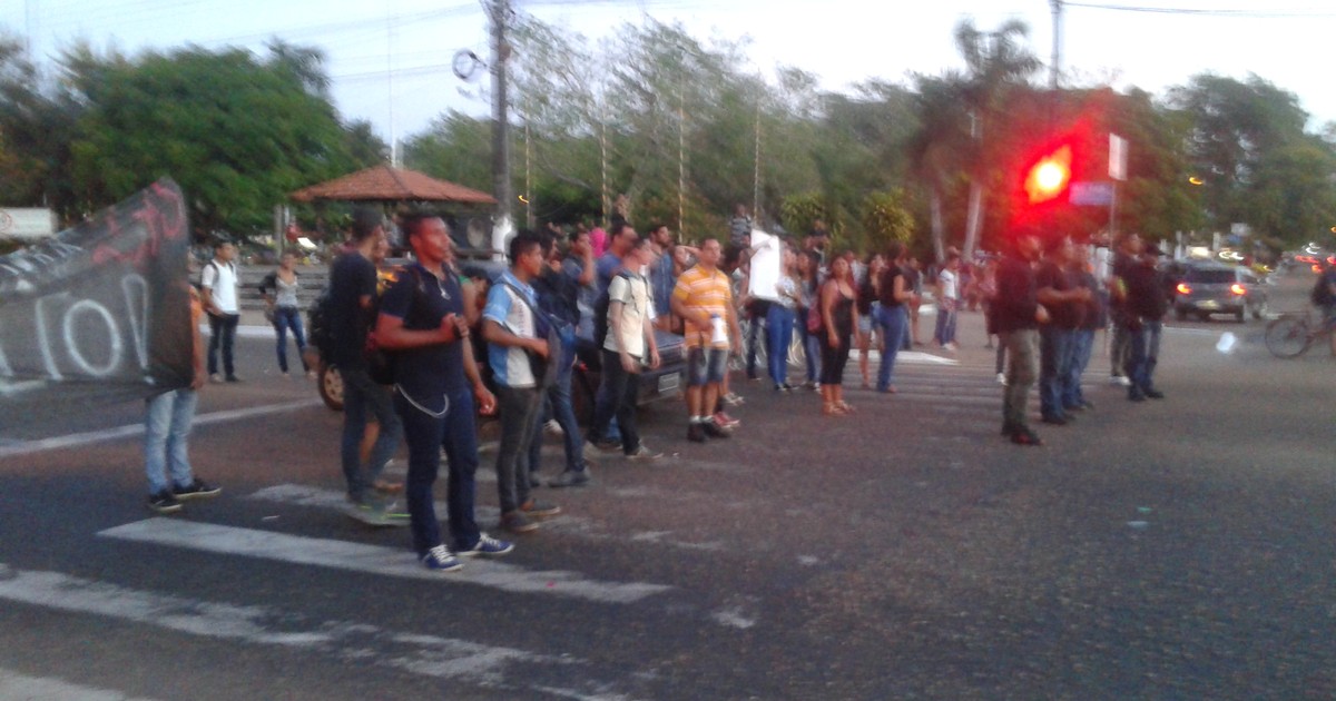 Estudantes realizam protesto contra aumento da passagem de ônibus em Macapá