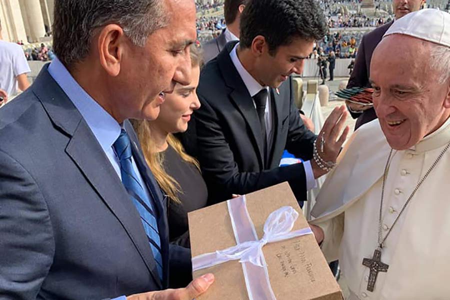 Waldez entrega Declaração da Pan-Amazônia ao Papa Francisco, no Vaticano