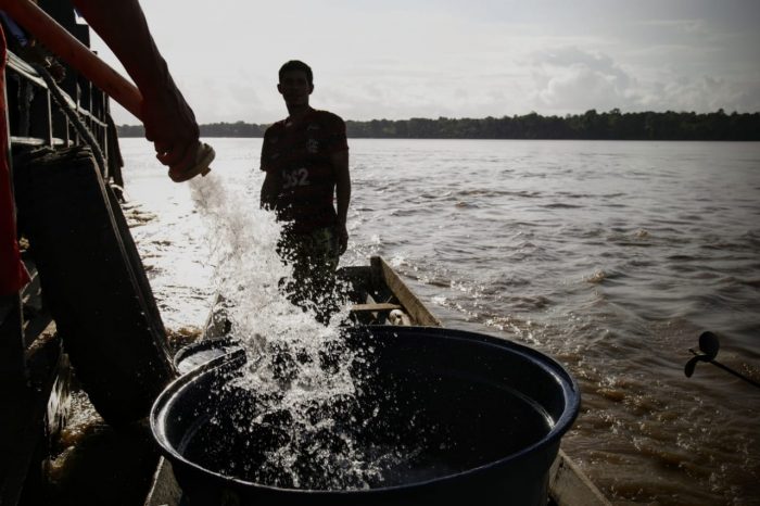 Governo do Amapá entrega água potável para famílias atingidas pela salinização da água no Bailique