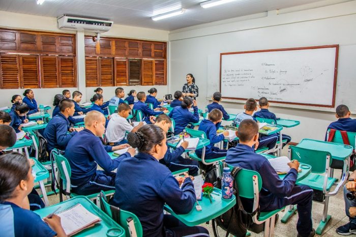 Governo do Amapá pede urgência na aprovação de PLC para pagar abono salarial aos servidores da Educação