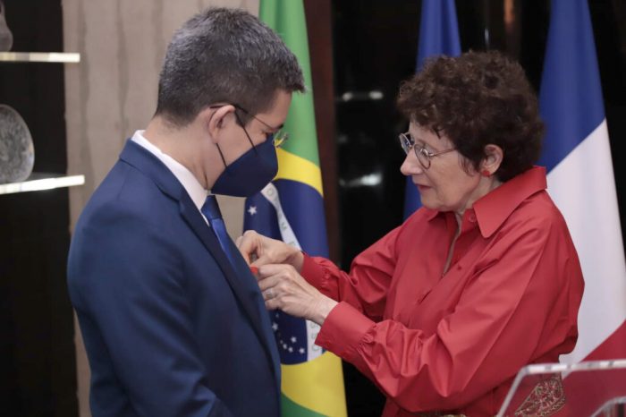 Randolfe recebe a Lègion D`honneur, maior honraria francesa