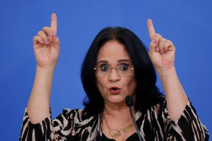 Ministra Damares quer ser senadora dos “indiozinhos” do Amapá