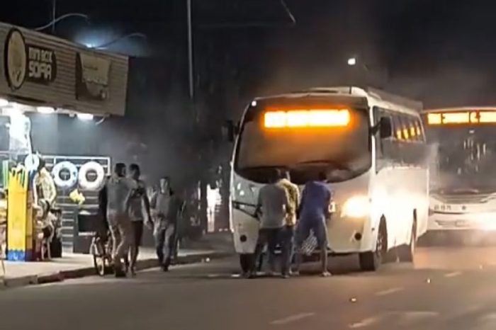 Ônibus velho trazido pela prefeitura pega fogo na Zona Norte de Macapá