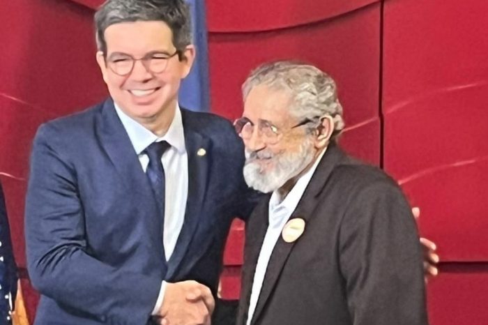 Senador Randolfe é eleito membro da Academia Amapaense de Letras