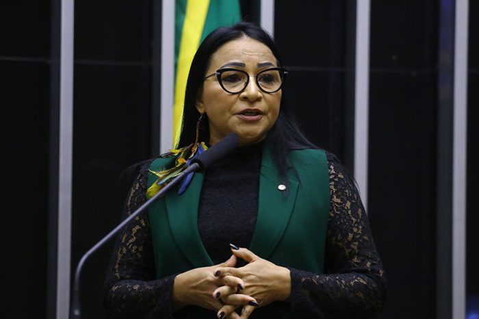 Silvia Waiãpi se posiciona contra cota para negros e indígenas em concursos públicos