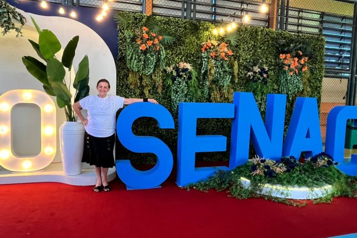 Com 30 anos de seviços prestados, pedagoga Maria Samaritana é homenageada nos 50 anos do Senac Amapá